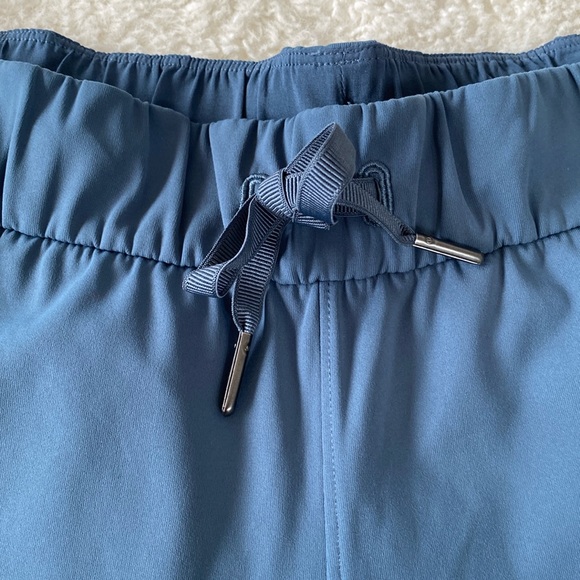 ❤️ Lululemon On the Fly Jogger Size 4 Blue NWOT - Picture 4 of 11